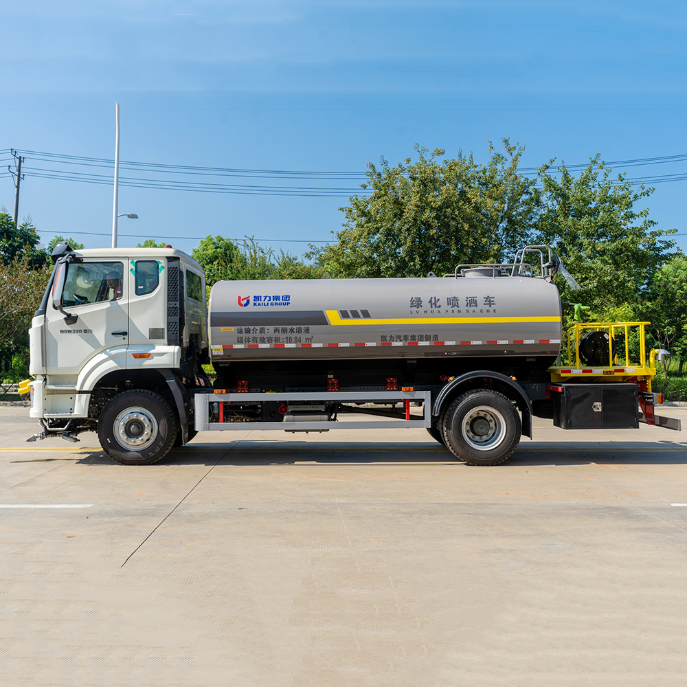 HOWO 14 cubic Meter Sprinkler Truck