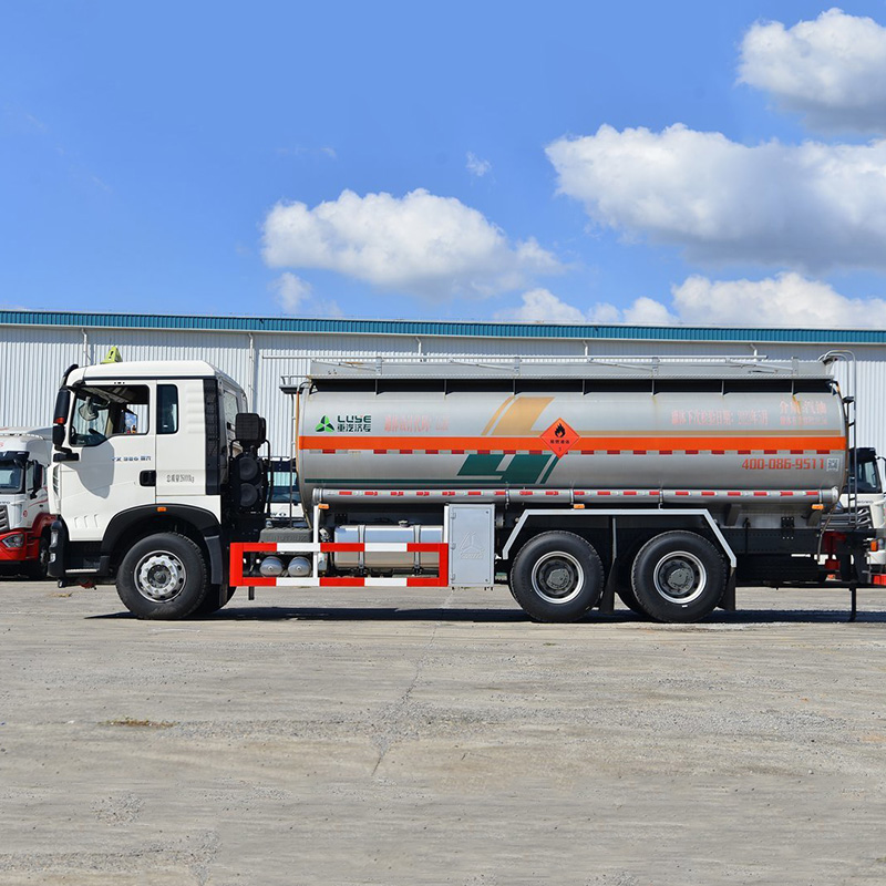 Howo Oil Gasoline Diesel Kerosene Transportation Tank Trucks