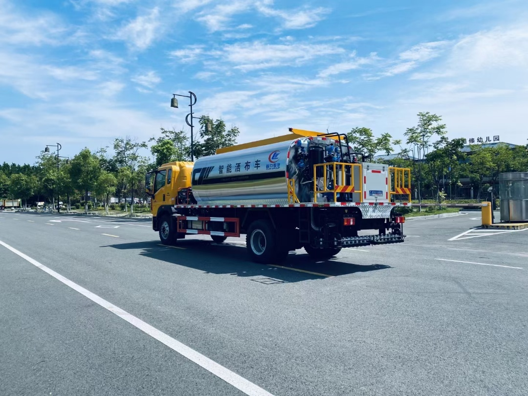Sinotruk HOWO G5X Asphalt Spreading Truck