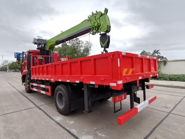 HOWO Truck Mounted Crane